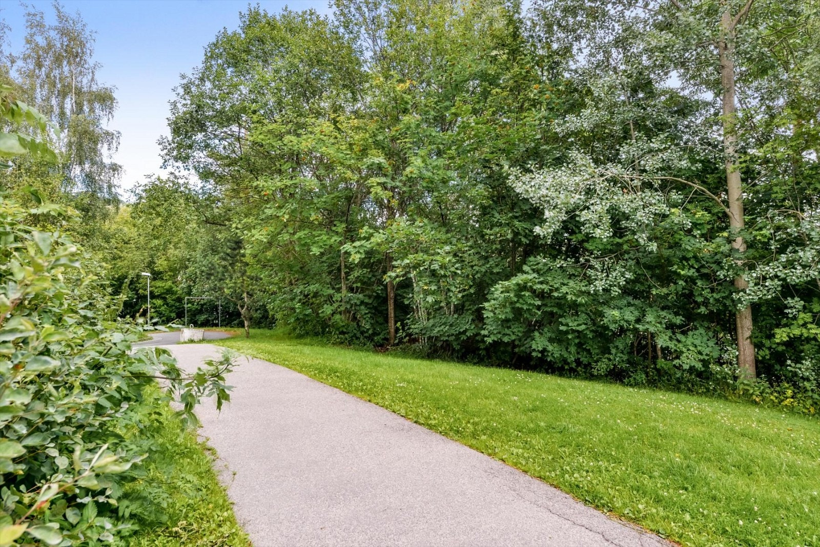 Boligen har en super beliggenhet i rolige omgivelser omgitt av store grøntområder og med nærhet til Mærradalen Galleribilde