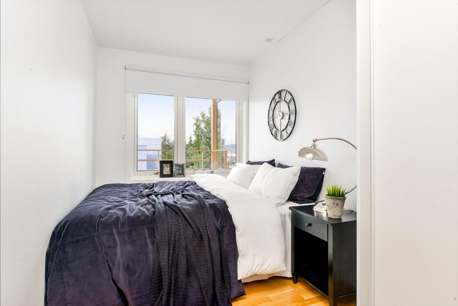 I tilknytning til gangen ligger soverom I. Rommet egner seg også som kontor ev. barnerom eller gjesterom, alt ettersom hva man ønsker Galleribilde