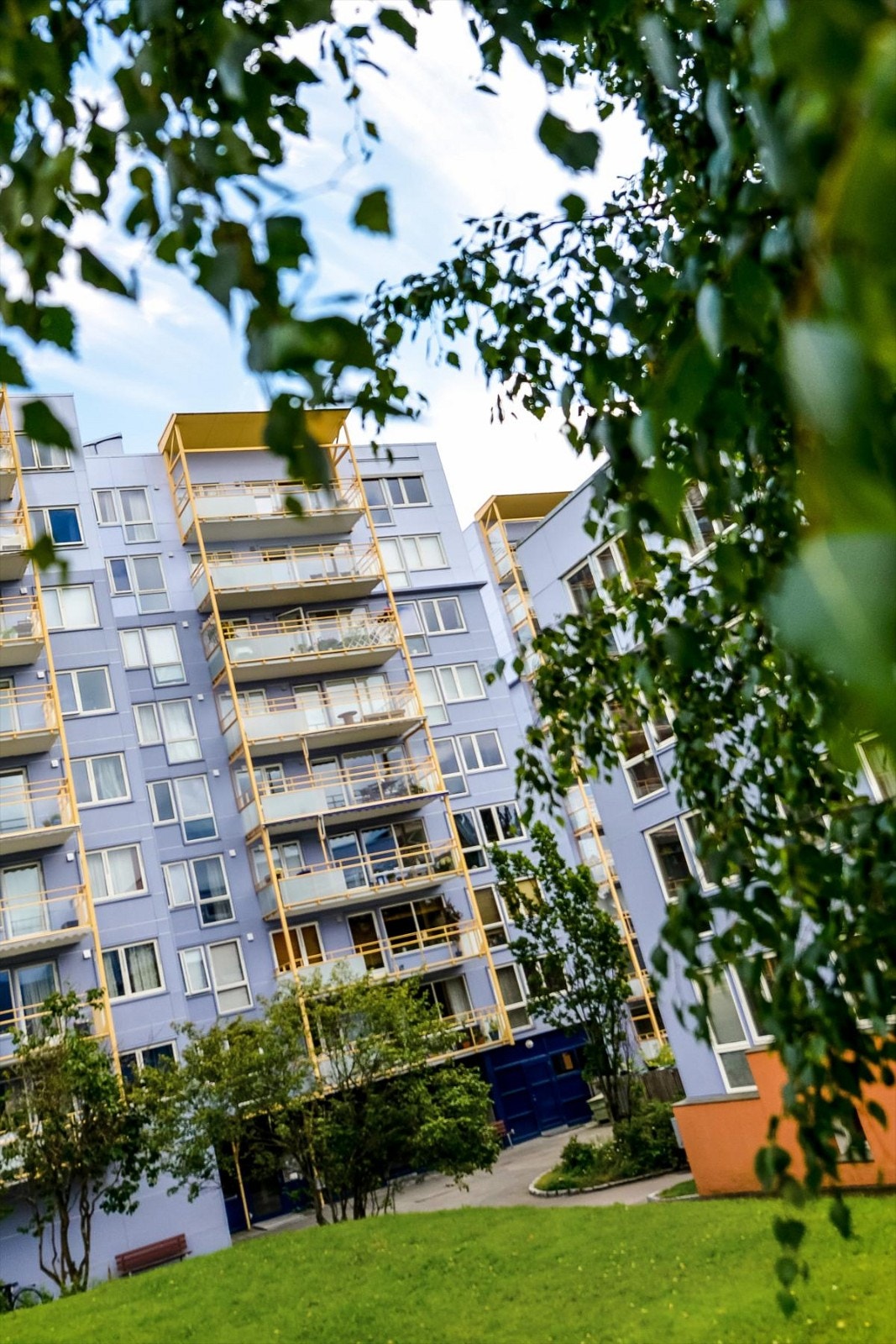 Ønsker du å bo i fredelige, grønne omgivelser og samtidig sentralt? Da er denne boligen et godt valg Galleribilde