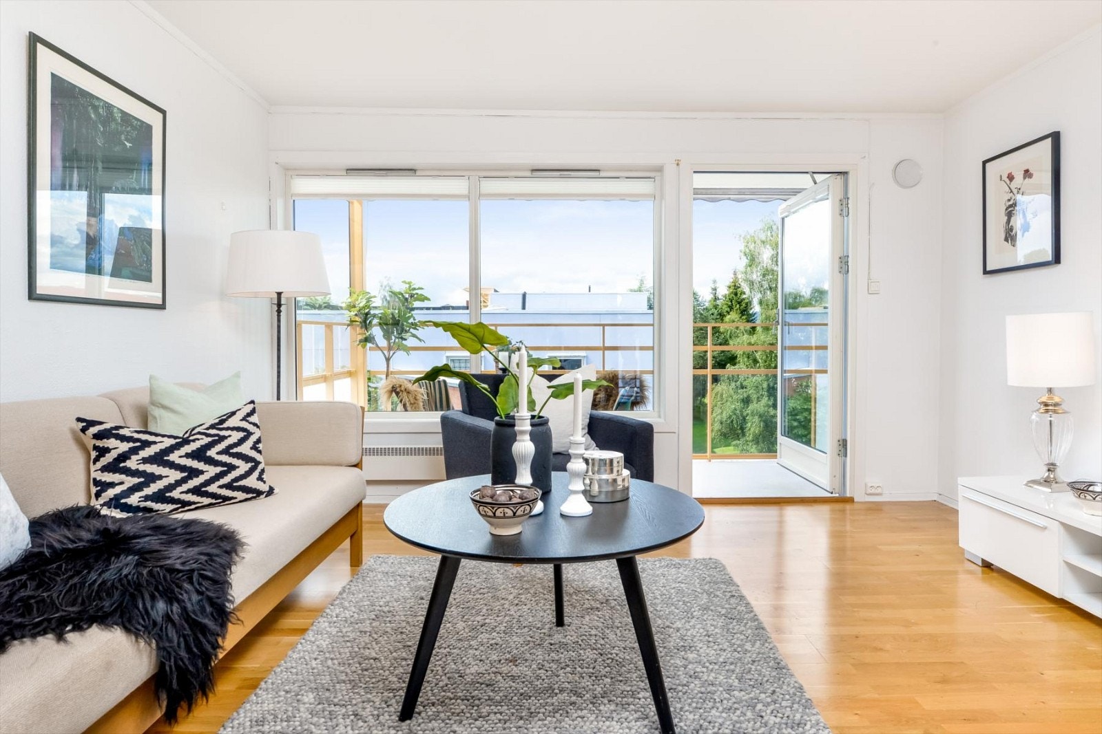 Stuen oppleves som lys, luftig og trivelig med god plass til sofagruppe, tv-benk ev. annet møblement Galleribilde