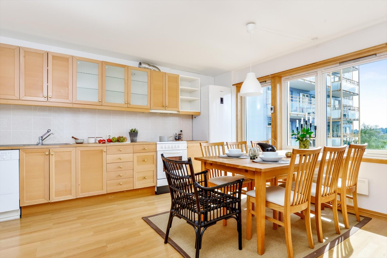 Spiseplassen ved kjøkkenet er ekstra koselig, oppleves som sosialt og hyggelig, hvor man kan samle både venner og familie for små eller store anledninger Galleribilde