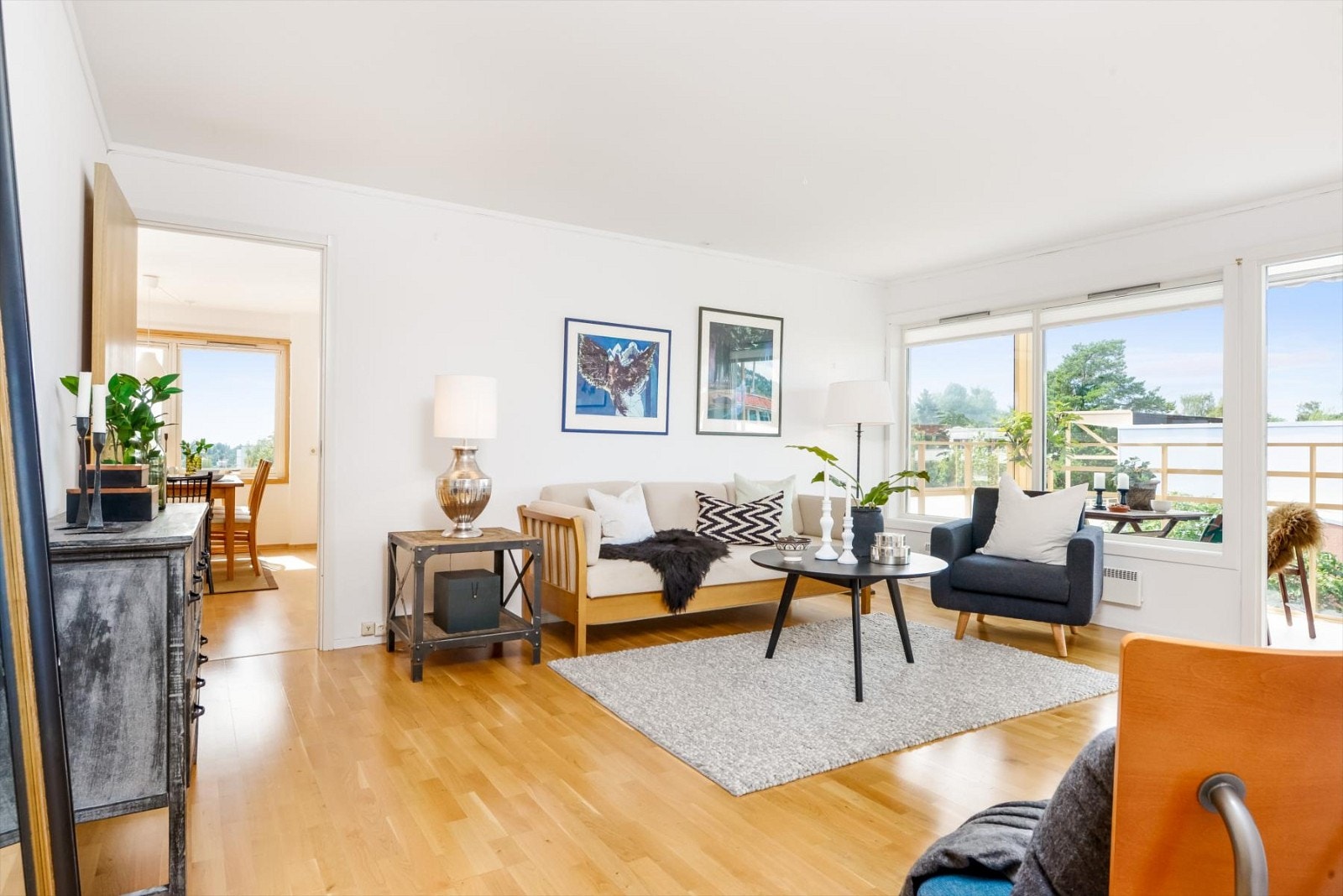 Det er store vindusflater som gir mye naturlig lys inn og skaper en god atmosfære Galleribilde