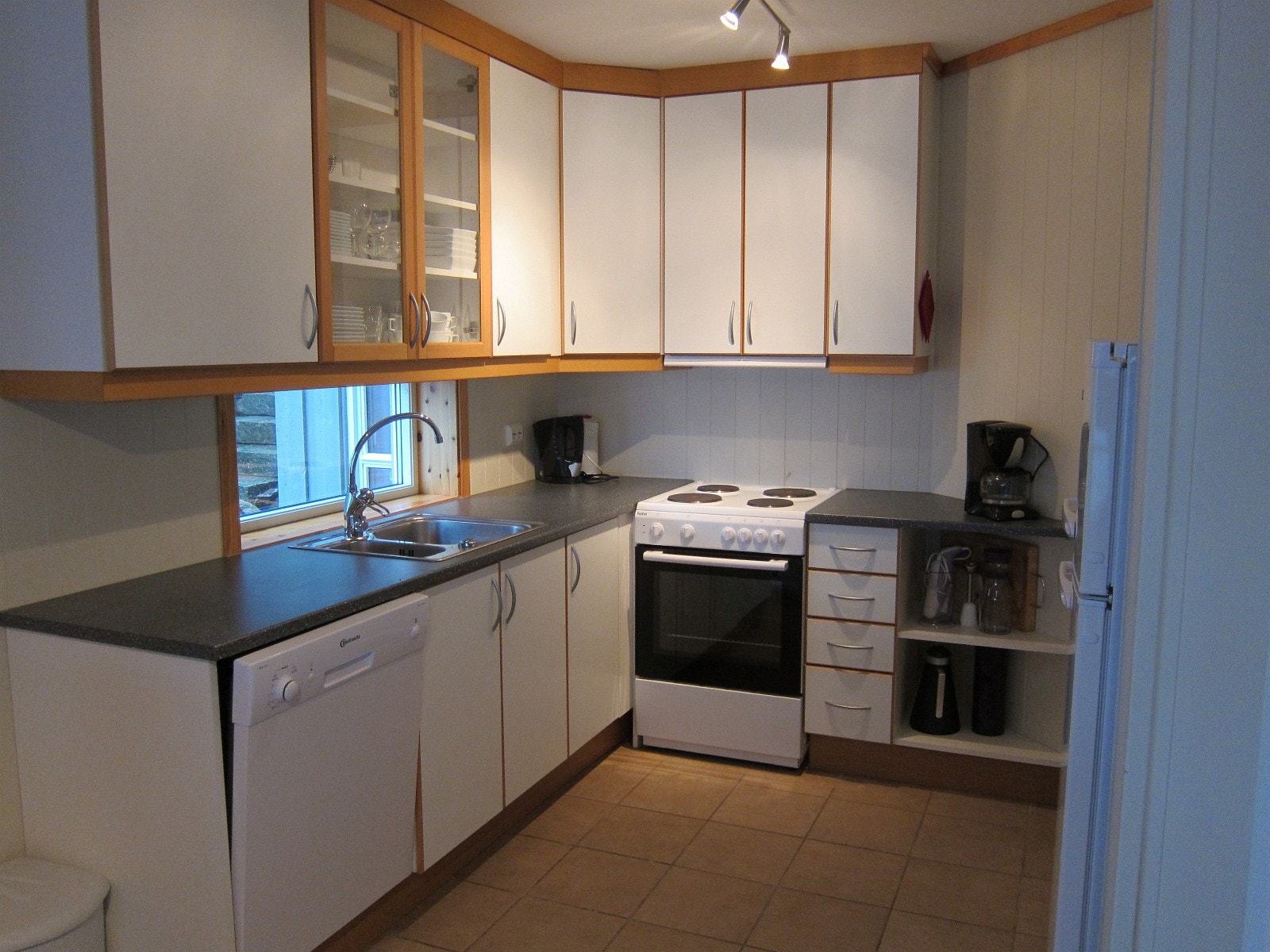 Kjøkken med oppvaskmaskin , komfyr og kjøleskap Galleribilde