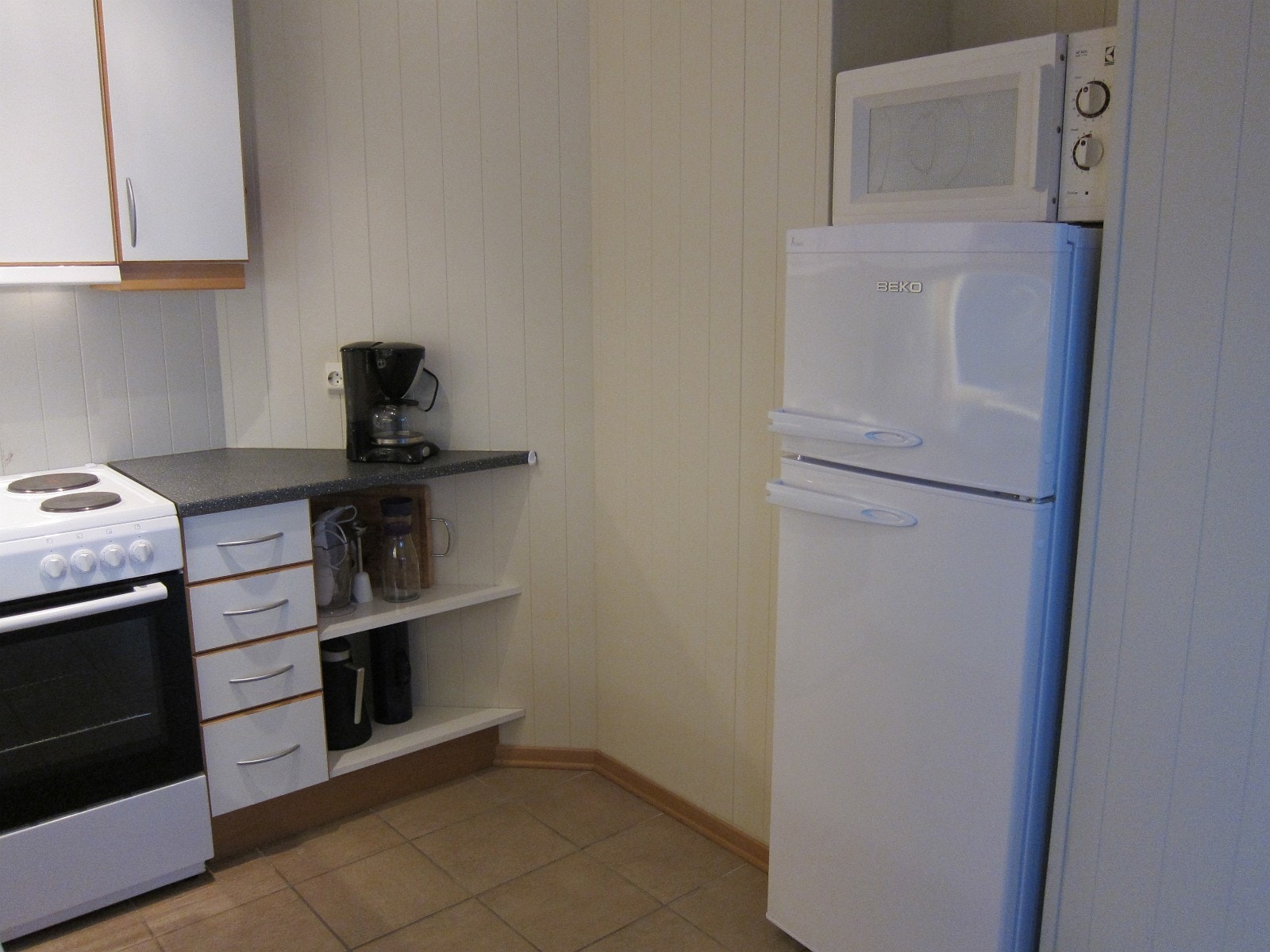 Kjøkken , Kjøleskap og micro ovn Galleribilde