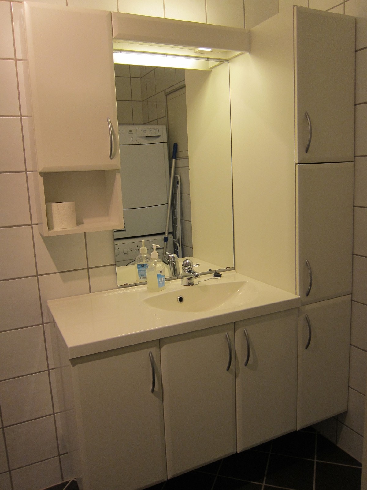 Del av bad med baderomsmøbel Galleribilde