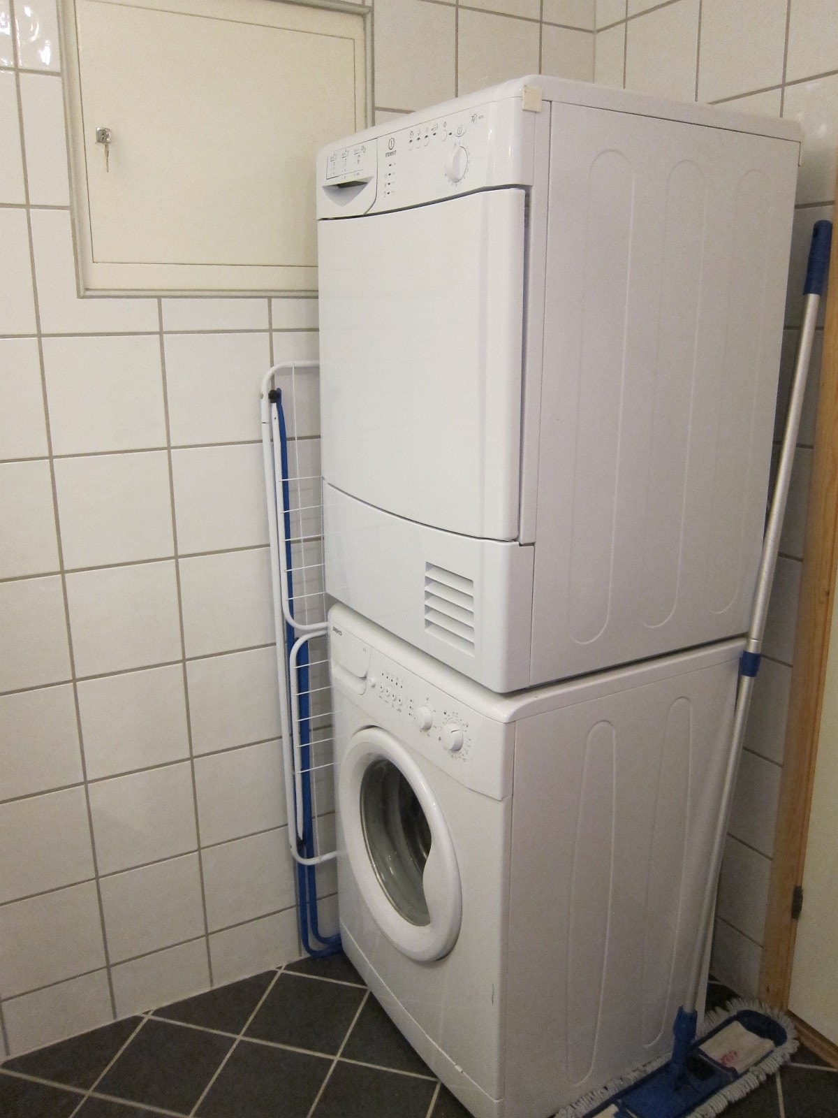 Del av bad med vaskemaskin og tørketrommel Galleribilde