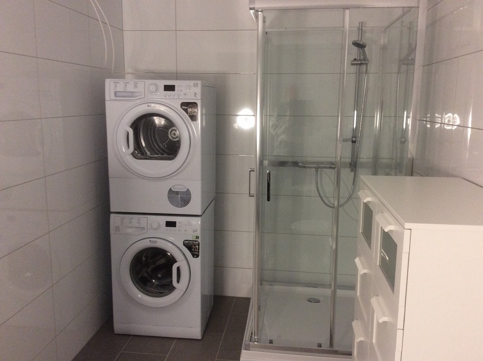 Bad med både vaskemaskin og tørketrommel Galleribilde