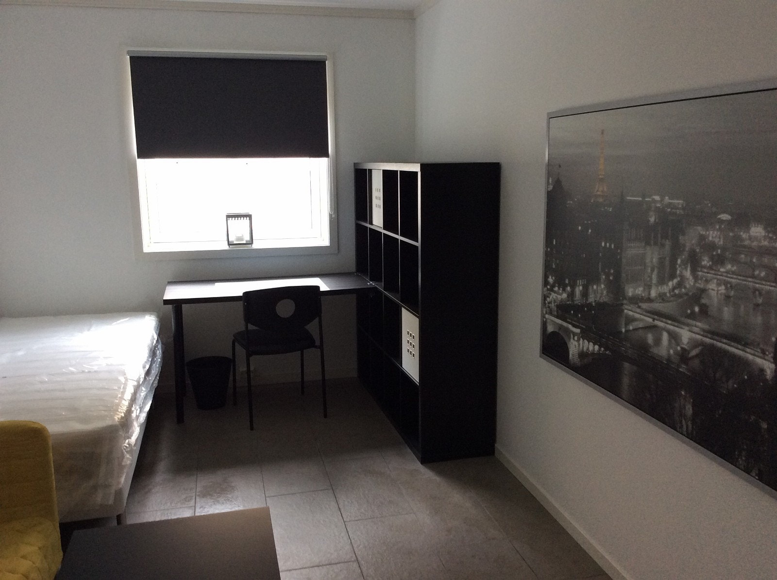 Hybel 4 - denne er noen kvadrat større og koster 5500,- pr mnd + strøm. Denne hybelen har en større seng med 140 cm bredde om ønskelig. Galleribilde