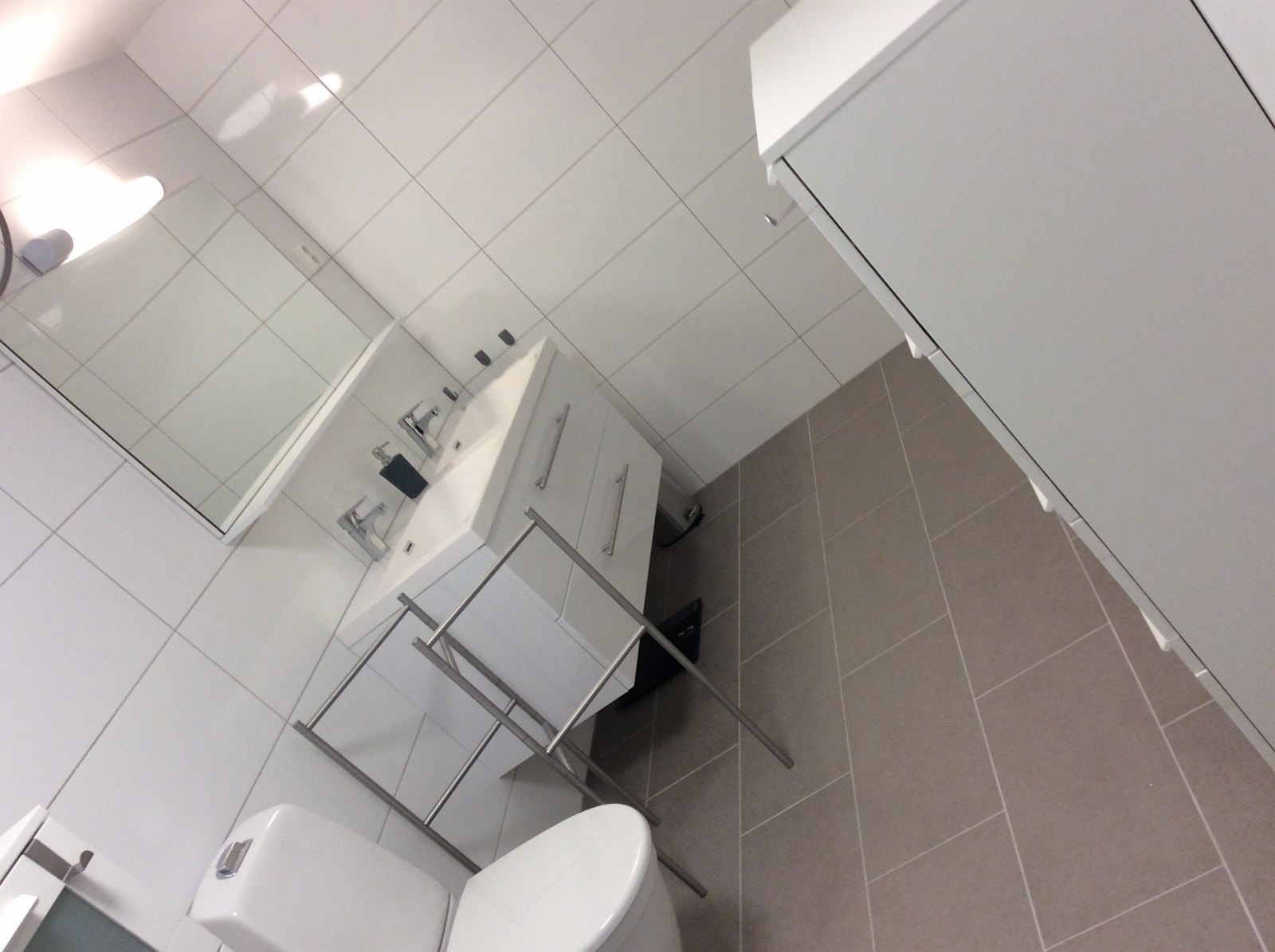 Bad/wc - stor plass, hver sin kommode og dobbel vask. Galleribilde