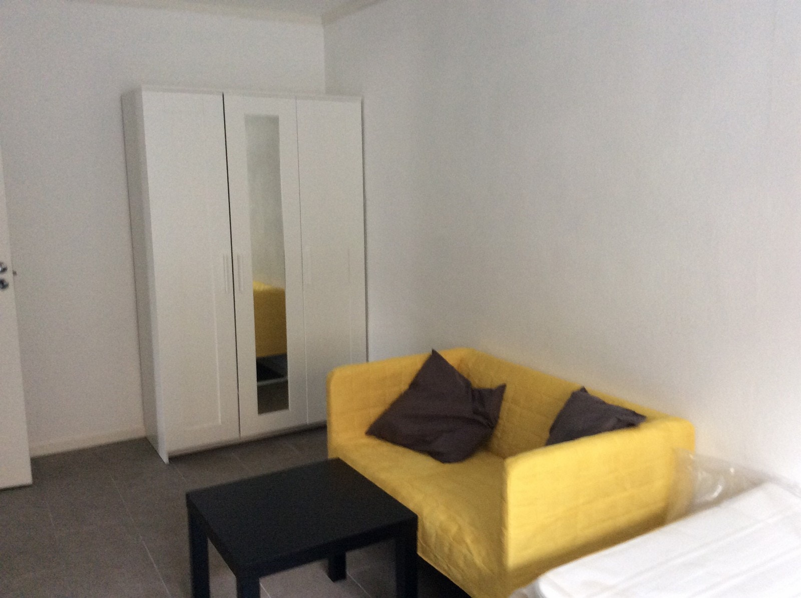 Hybel 4 - denne er noen kvadrat større og koster 5500,- pr mnd + strøm. Denne hybelen har en større seng med 140 cm bredde om ønskelig. Galleribilde