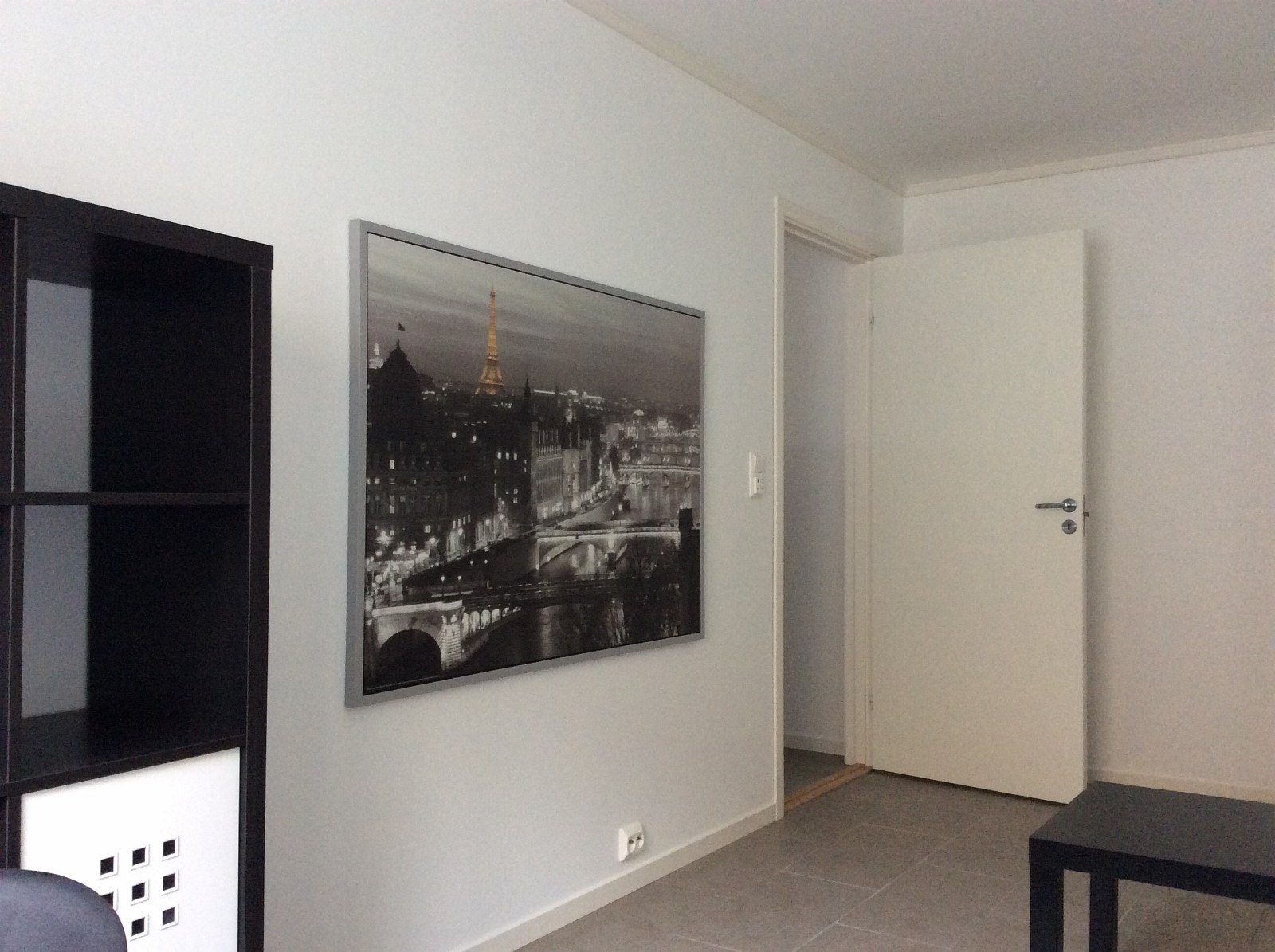 Hybel 4 - denne er noen kvadrat større og koster
5500,- pr mnd + strøm på 600,- pr mnd. Denne hybelen har en større seng med 140 cm bredde om ønskelig. Galleribilde