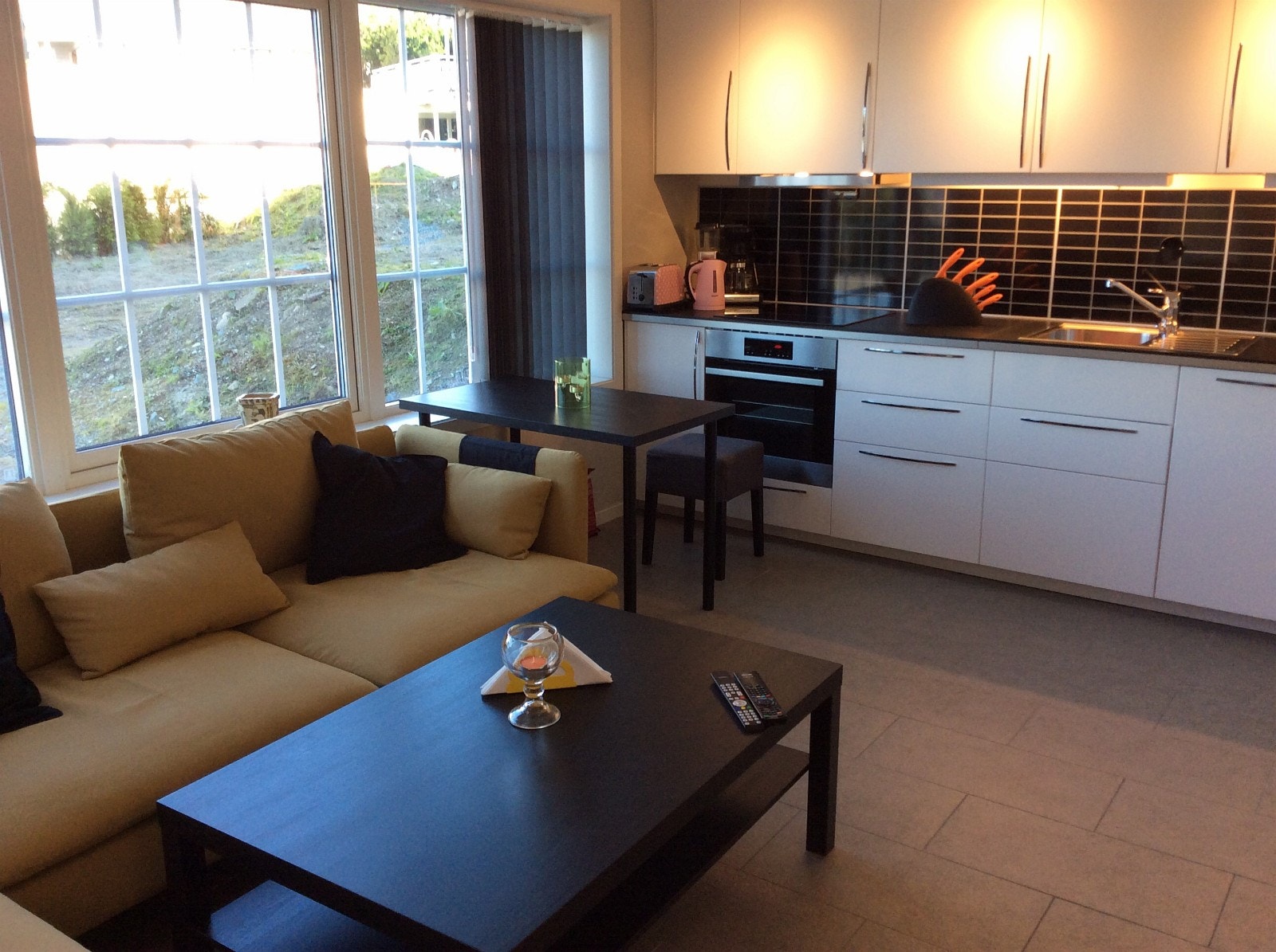 Del av stue + kjøkken Galleribilde