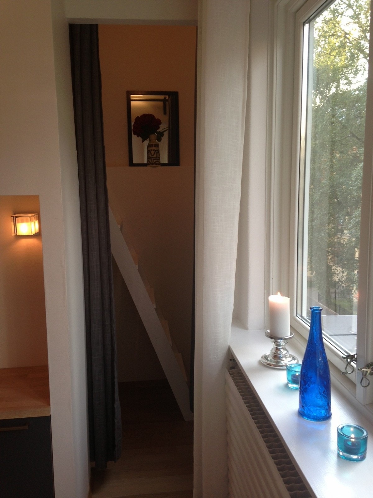 Inn til sove-del med arbeidsplass/lager/garderobe under sengeløsning. Galleribilde