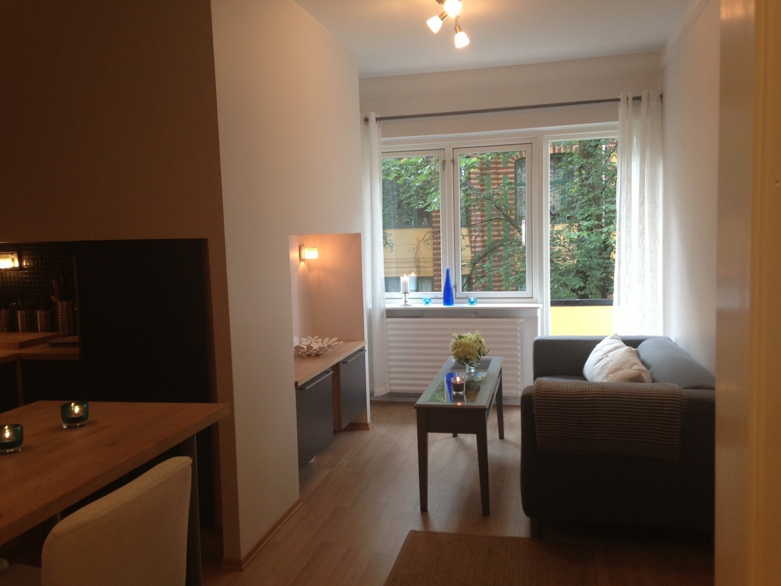 Spiseplass, stue og balkong Galleribilde