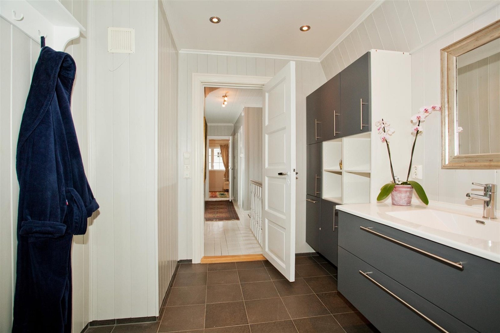 Hovedbadet i 2. etasje ble oppgradert i 2009 og har både en romslig dusjnisje og innfliset badekar. Galleribilde