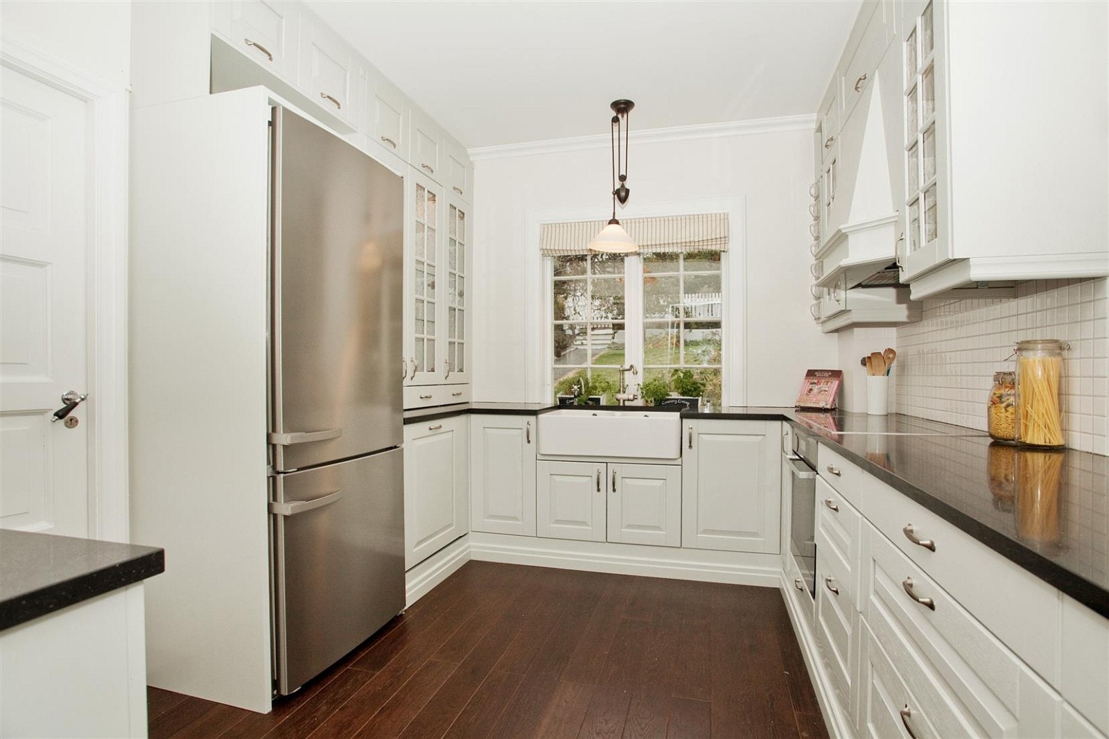 Det er godt med skap- og benkeplass på kjøkkenet samt integrerte hvitevarer. Den skinnende blanke benkeplaten i granitt og kjøkkenvasken er fine kvalitetssærtrekk. Galleribilde