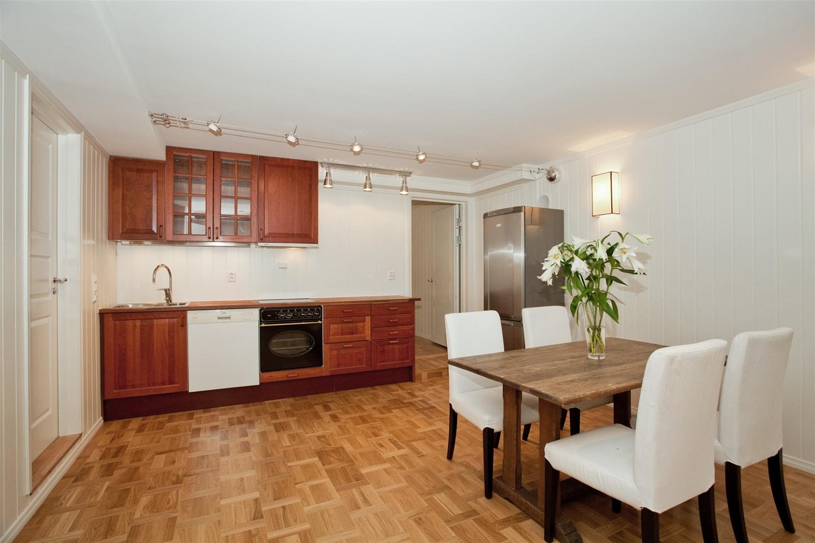 Den nyinnredede underetasjen består av stue med åpen kjøkkenløsning, 2 soverom og helfliset bad/wc/vaskerom. Det er egen inngangsdør til denne delen av huset. Galleribilde