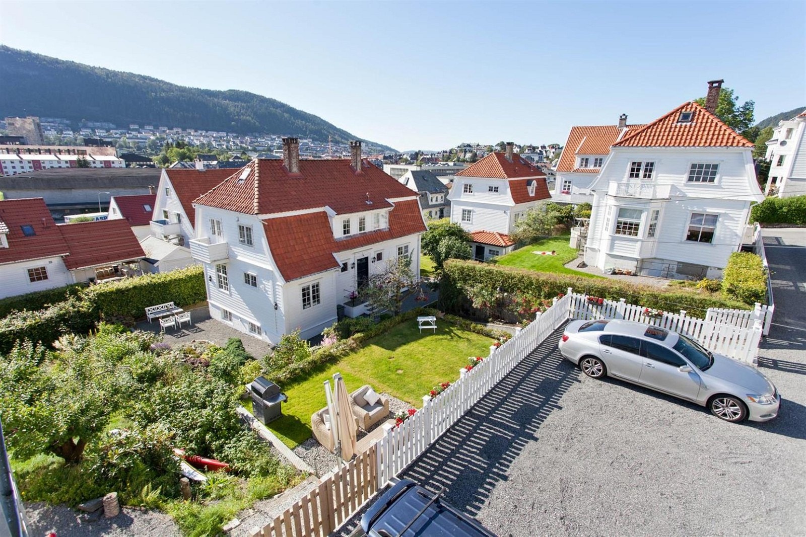 Det medfølger 3 faste biloppstillingsplasser på egen grunn. Når det nå innføres soneparkering i området, er det spesielt gunstig med disse plassene. Galleribilde