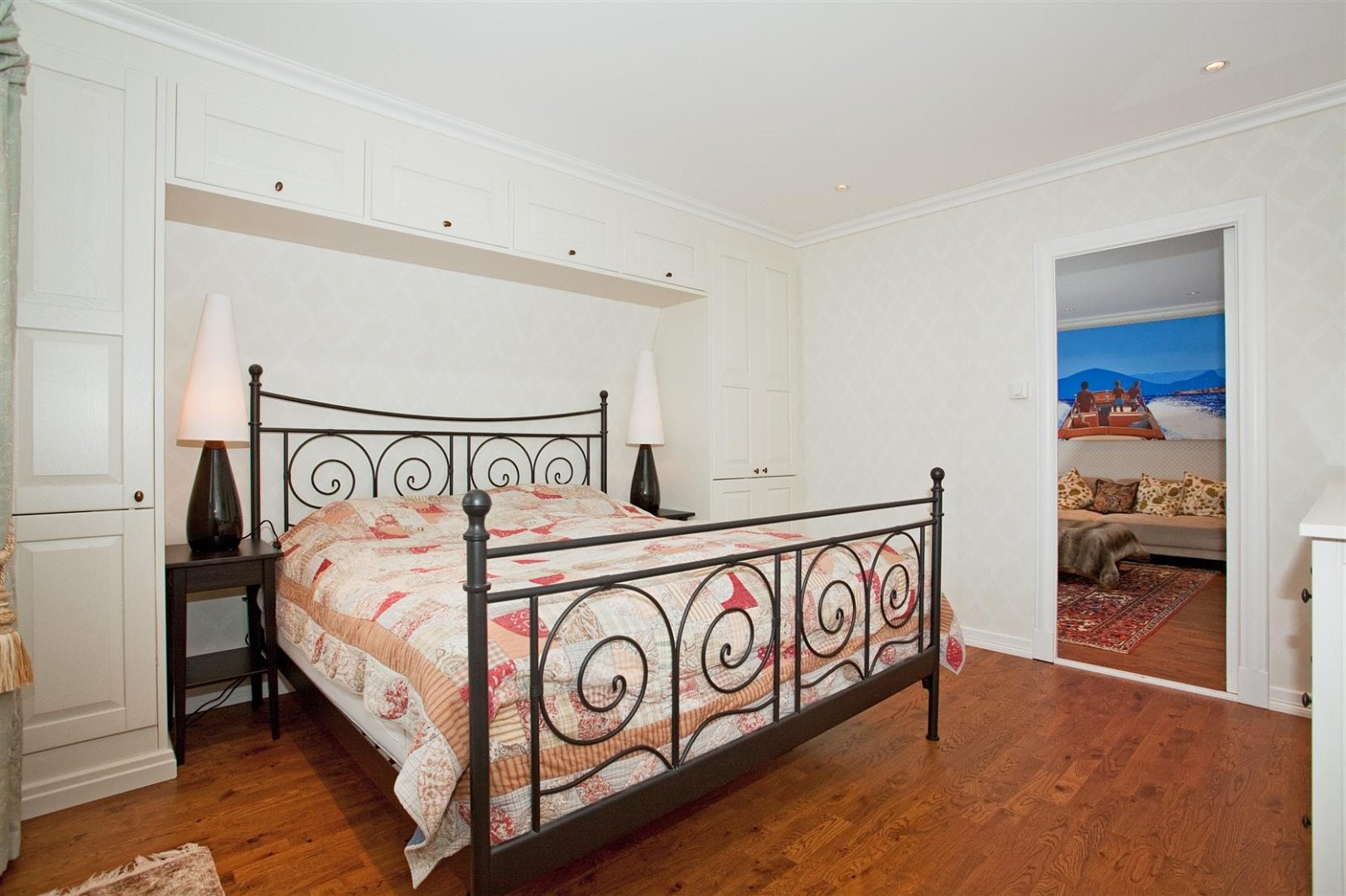 Det er innebygde garderobeskap fra Sigdal på hovedsoverommet i 2. etasje og samme løsning i tilstøtende barneværelse. Galleribilde