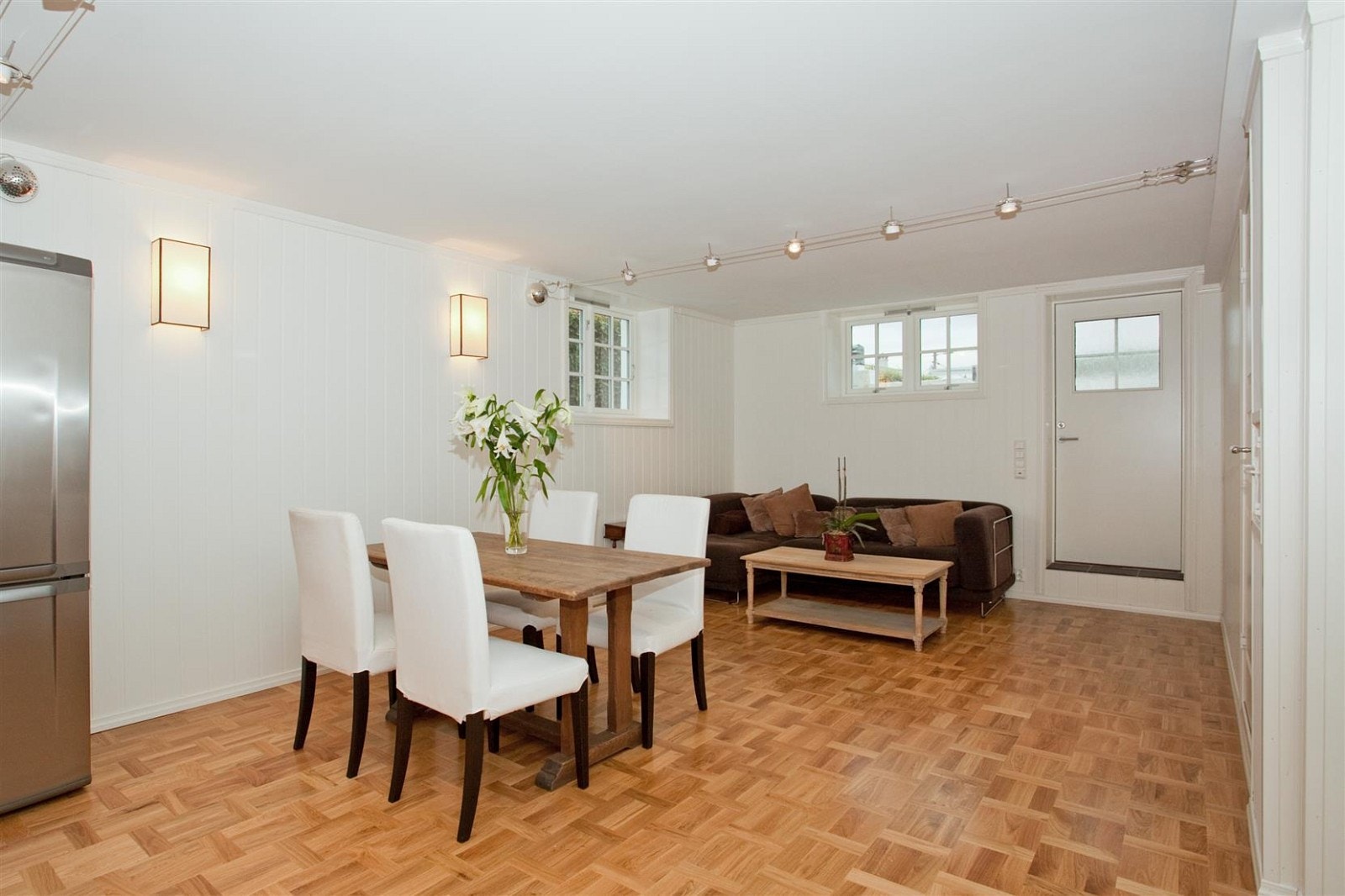 Leiligheten i underetasjen har vært utleiet av nåværende eier. Det er varme i alle gulv i underetasjen. Galleribilde