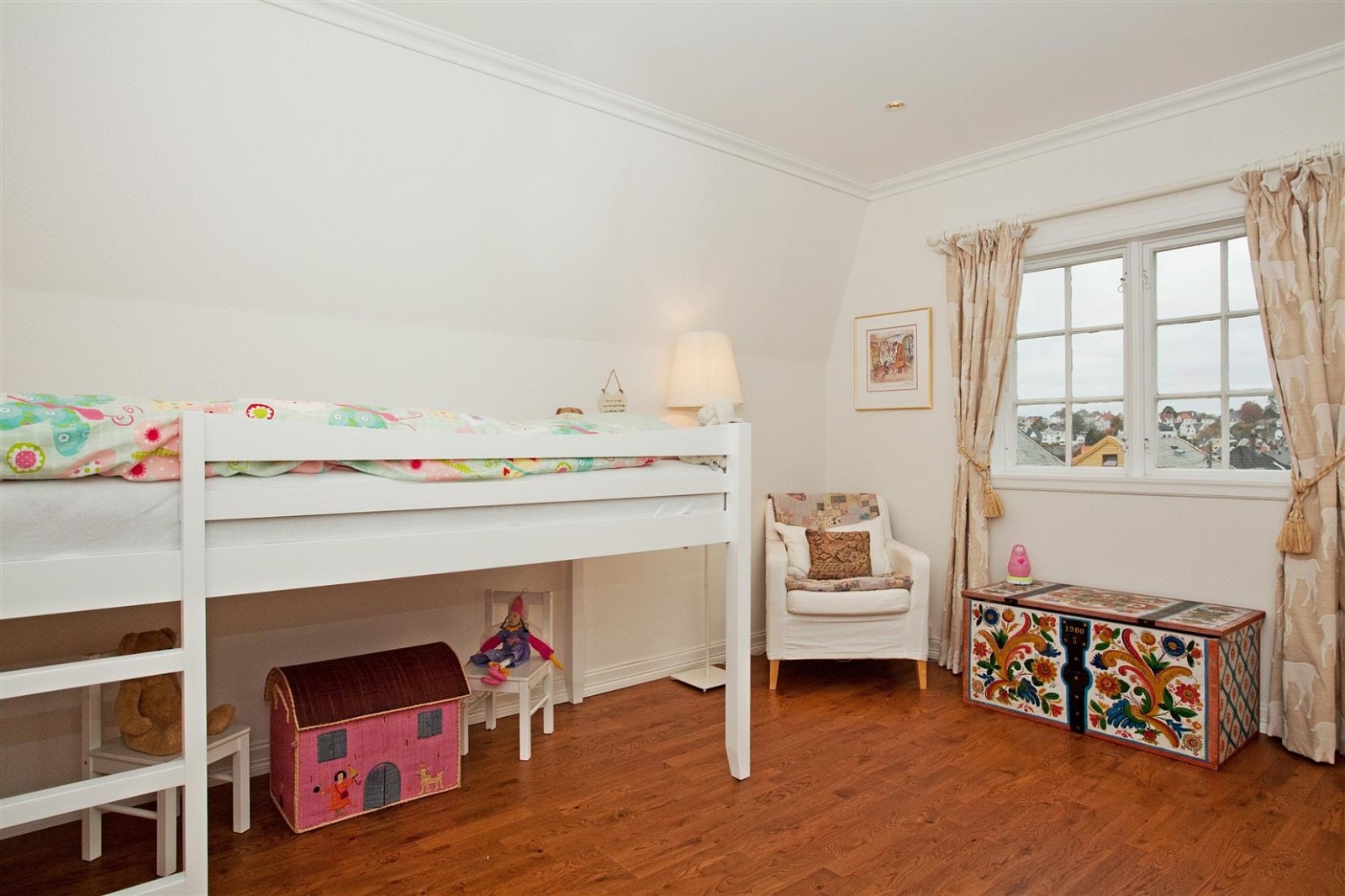 Utsnitt av soverom, som har tilsvarende kvaliteter som de øvrige. Galleribilde