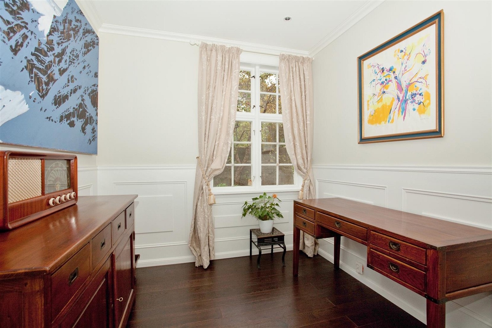 Det tilstøtende rommet vis á vis stuen kan benyttes som bibliotek, kontor eller soveværelse. Galleribilde