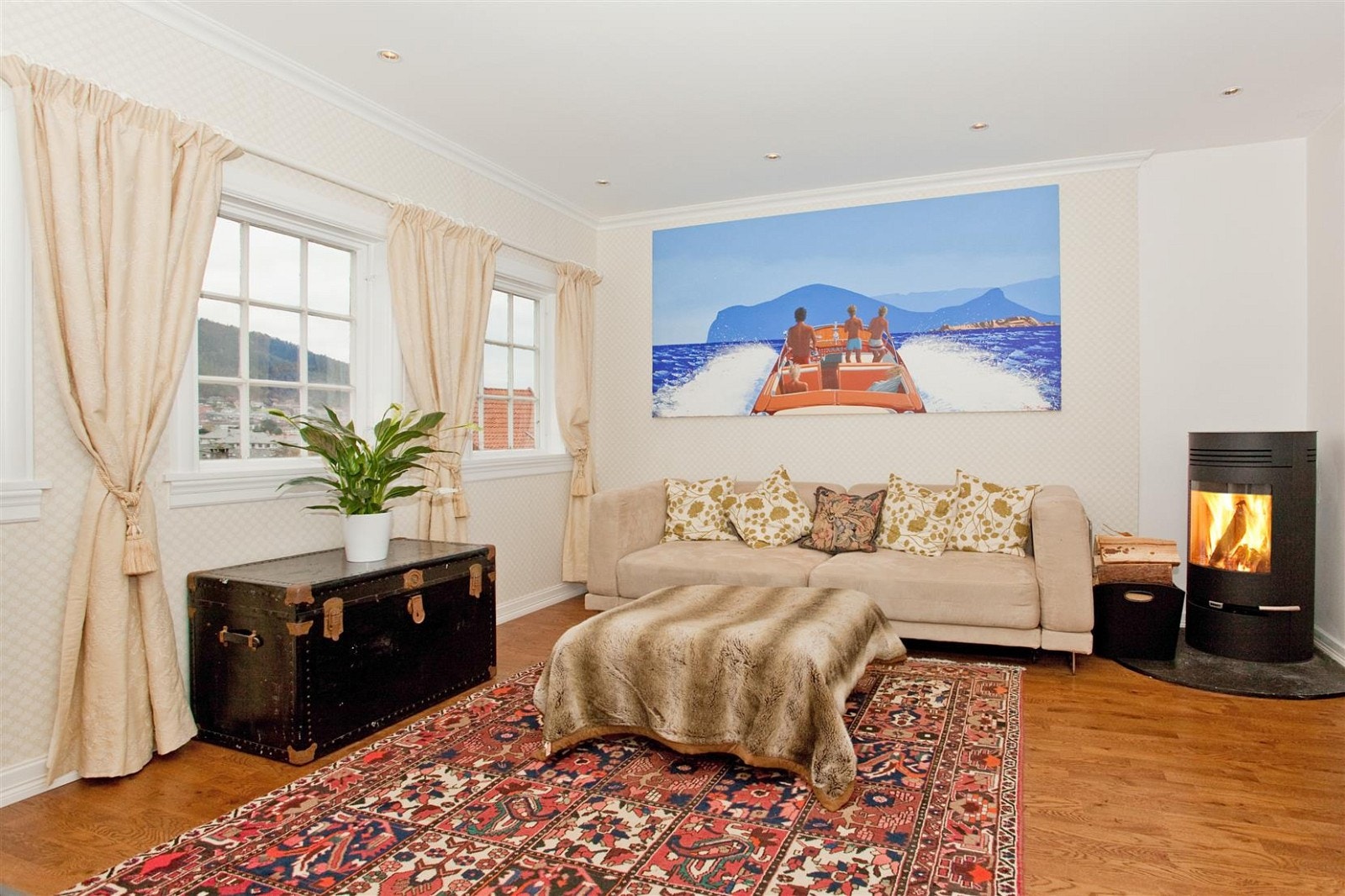 Boligen er innholdsrik med en planløsning som bør passe utmerket for en stor familie. Det er god plass til praktikant i deler av underetasjen. Galleribilde