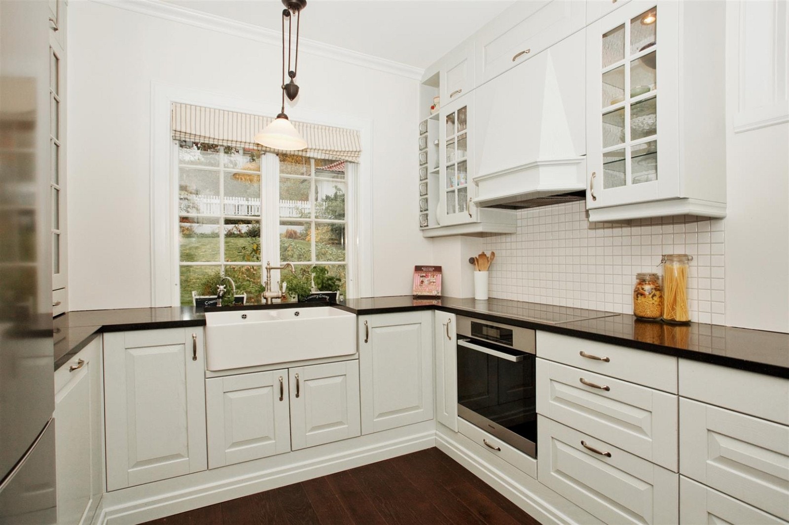 Tiltalende herskapskjøkken fra Sigdal med integrerte hvitevarer, som ble installert i 2011. Galleribilde