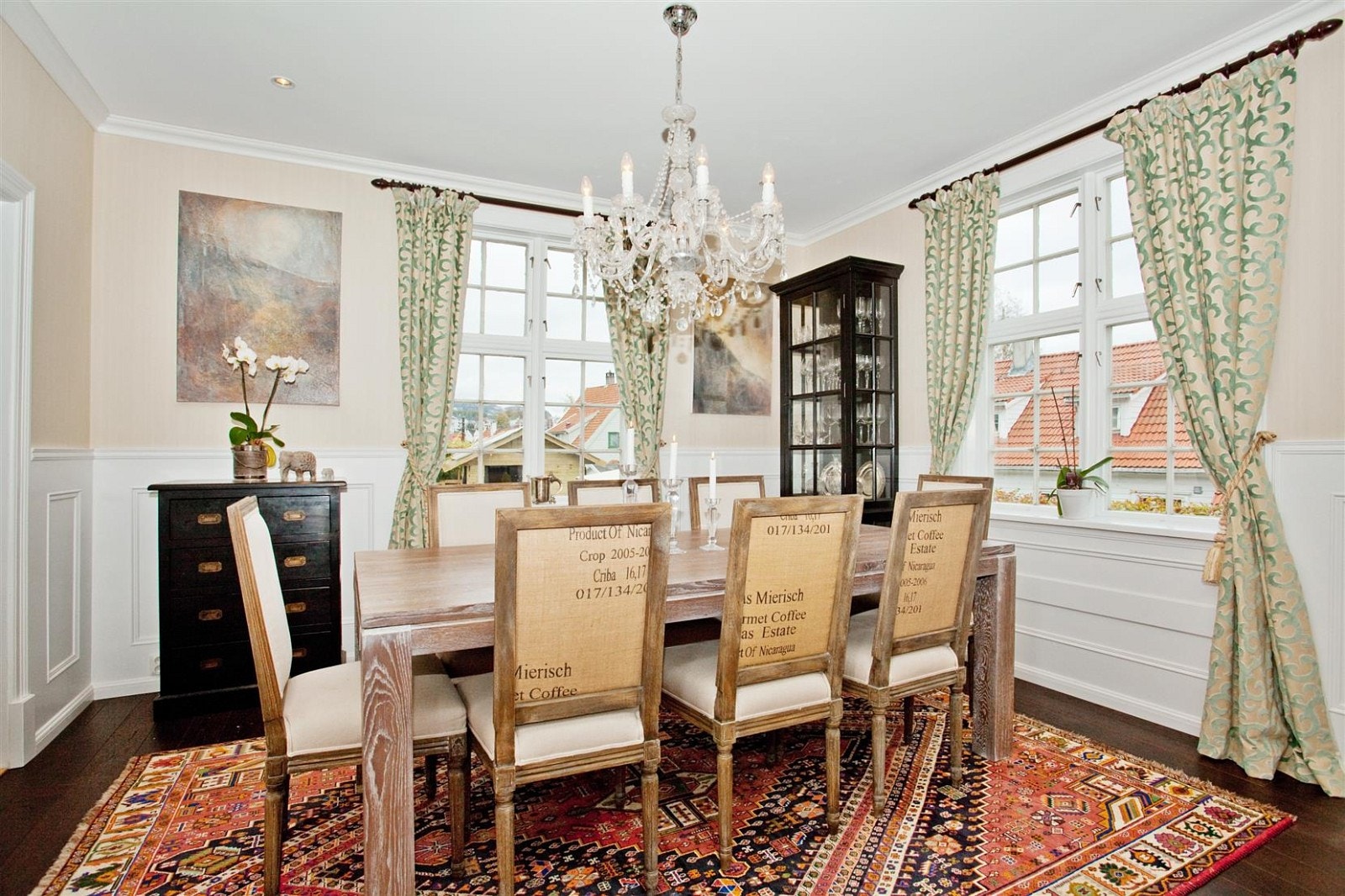 Sjarmerende spisestue med god plass til et romslig spisebord. Det er nylig montert elektrisk markise på hele fasadens vestside. Galleribilde