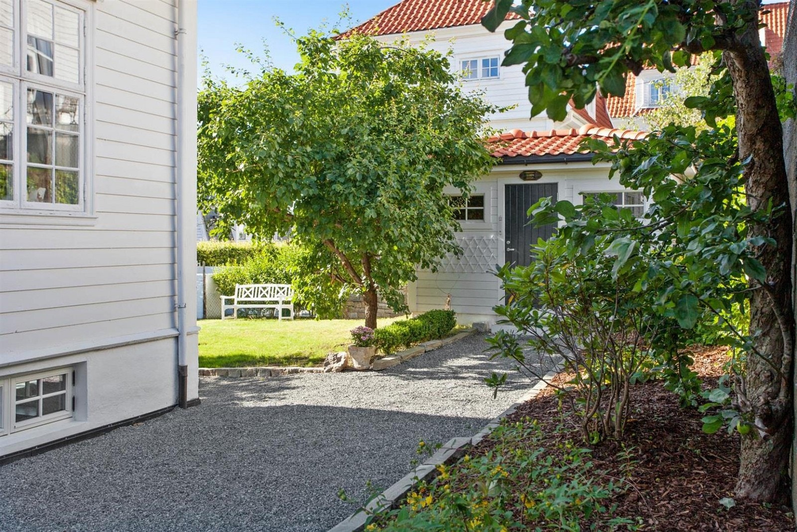 Den romslige sportsboden er oppført i samme byggestil som huset og befester det arkitektoniske uttrykket. Galleribilde