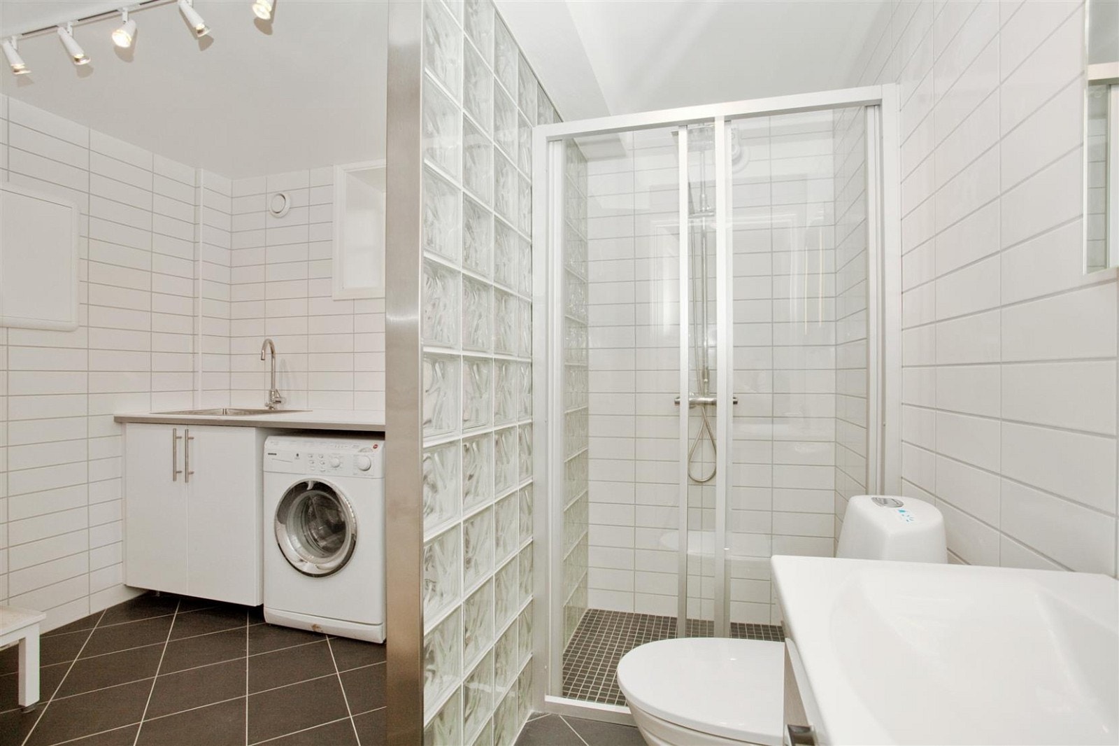 I underetasjen er det nytt helfliset vaskerom med dusjnisje og toalett. Rommet er dediktert til hovedboligen. Galleribilde
