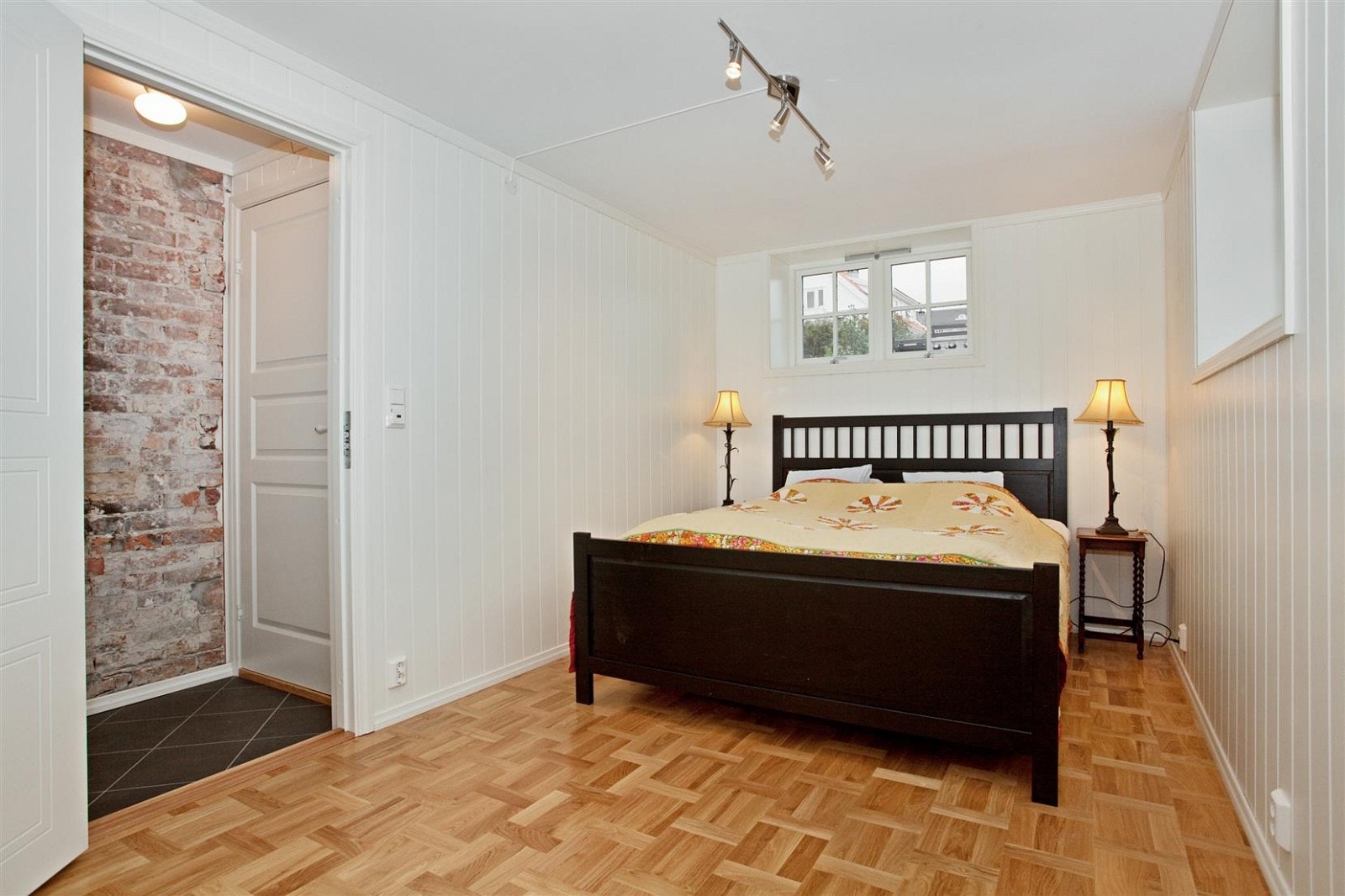 Flott soveværelse i underetasjen. Legg merke til den flotte teglsteinsmuren i venstre billedkant. Det er for øvrig 2 soverom i underetasjen. Galleribilde