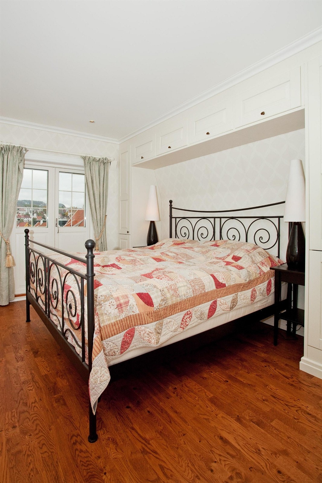 Det er mange soverom i boligen. Alle er tidsriktig innredet. Hovedsoverommet i 2. etasje har spesialbygget skapløsning og direkte adkomst til badet. Galleribilde