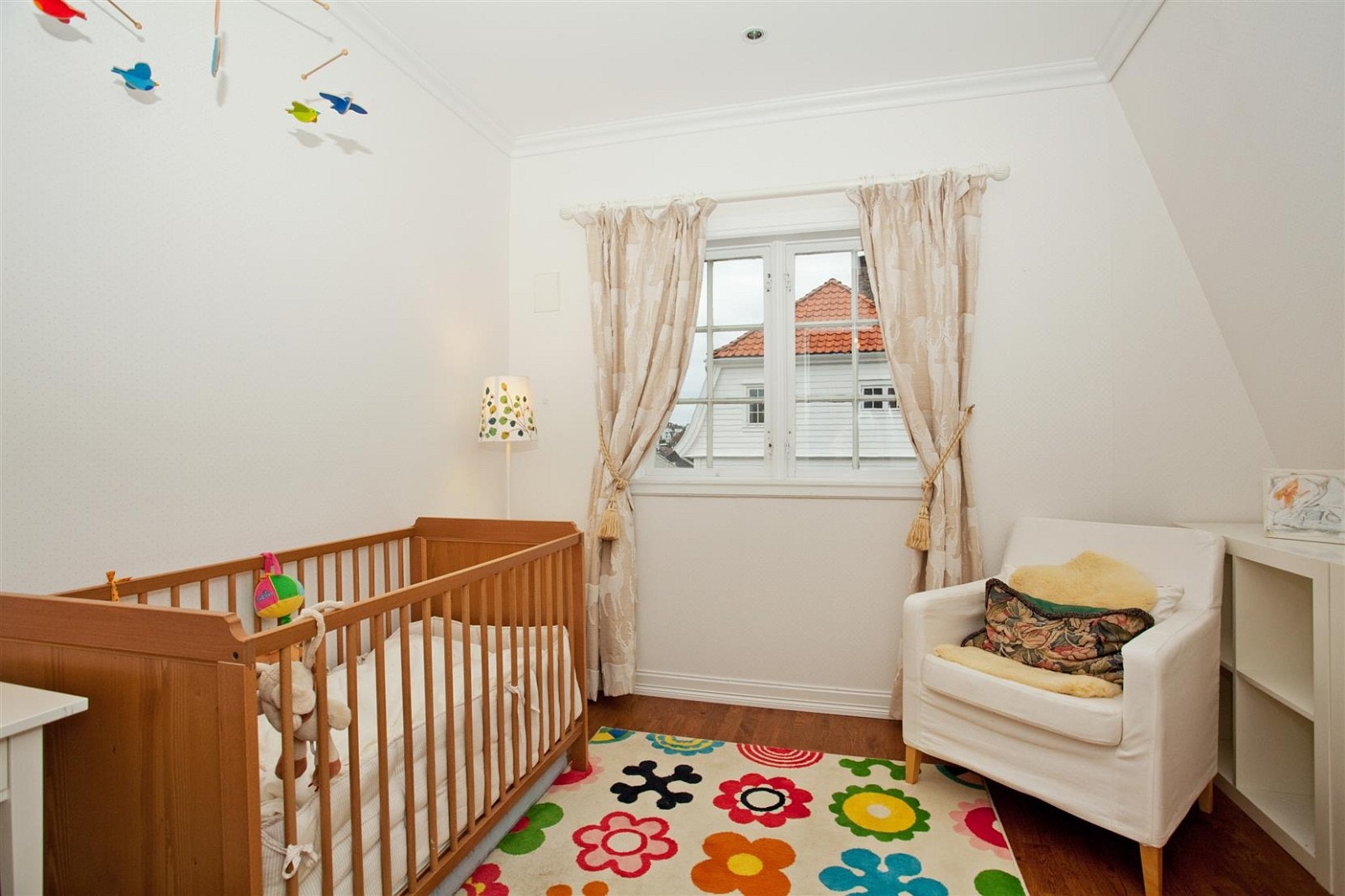 Koselig barneværelse i 2. etasje med parkettgulv og downlights i taket. Galleribilde