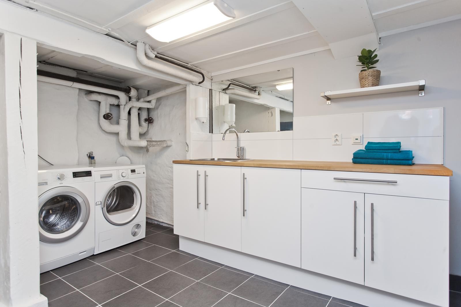 Tilgan til eget vaskerom gir en praktisk hverdag - Her er det også direkte inngang til stor bod som gir masse lagringsplass Galleribilde