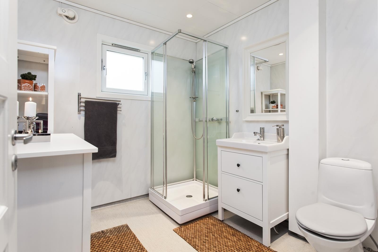 Baderommet ble oppgradert i 2014 med ny himling med downlights, integrert høytaler, nytt wc og nyere baderomsinnredning Galleribilde