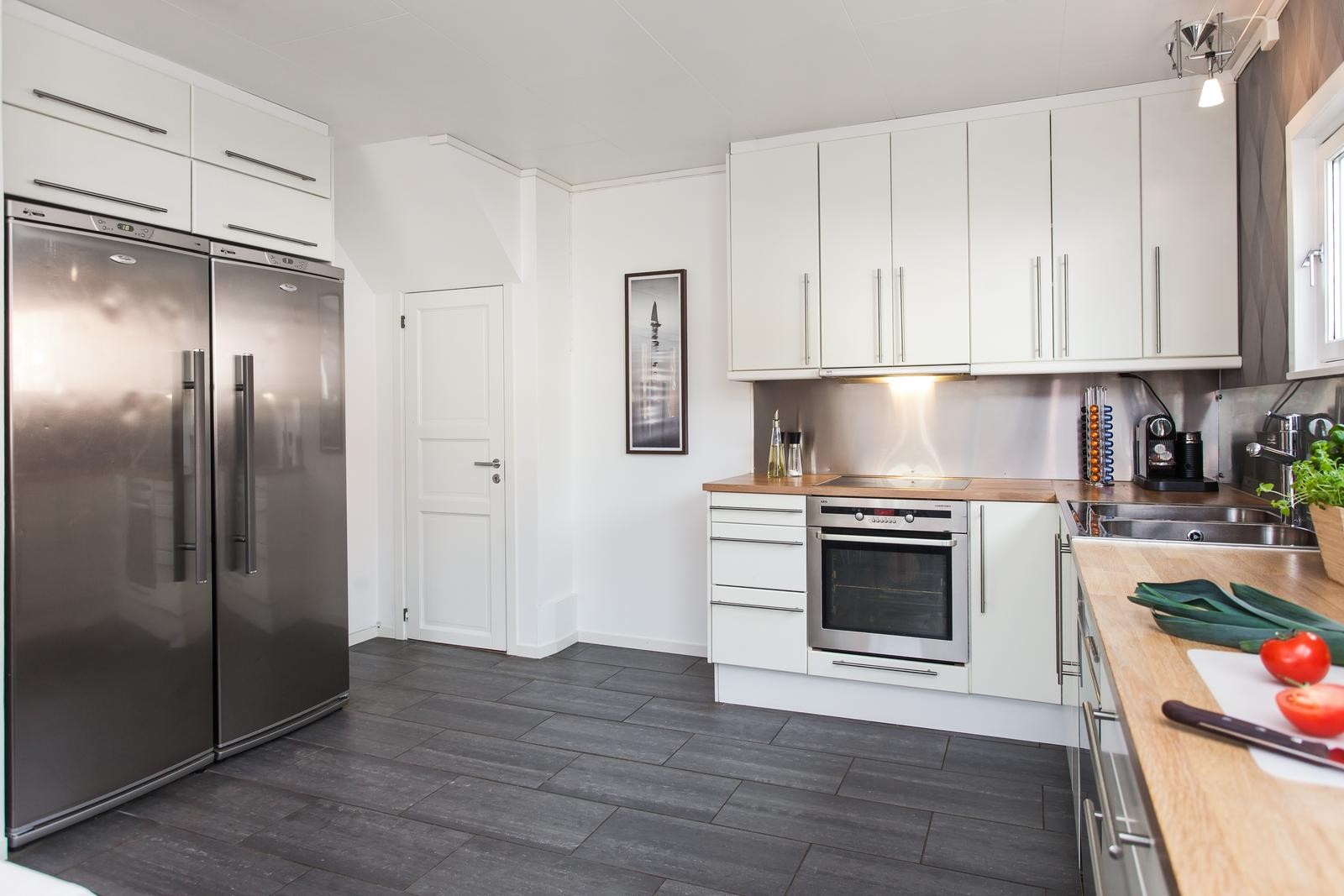 Hvitevarer som oppvaskmaskin og komfyr medfølger. Kjøleskap må skaffes av leietager. Galleribilde