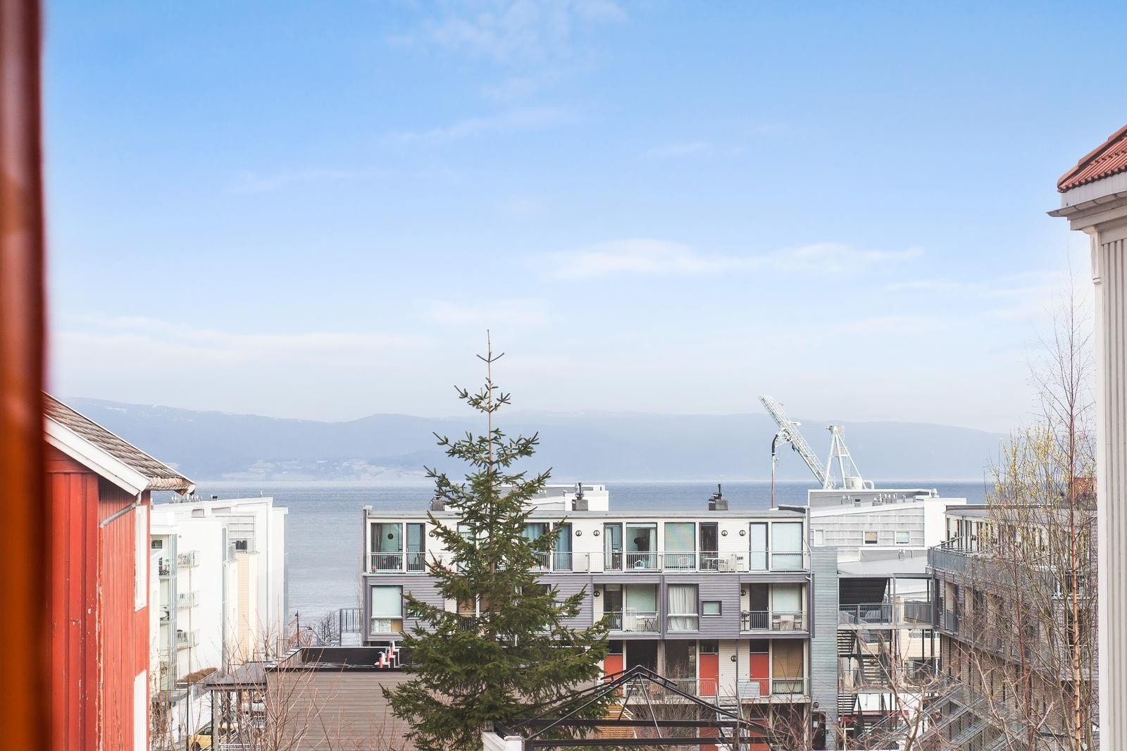 Fjordutsikt kan nytes fra stue og hovedsoverom Galleribilde