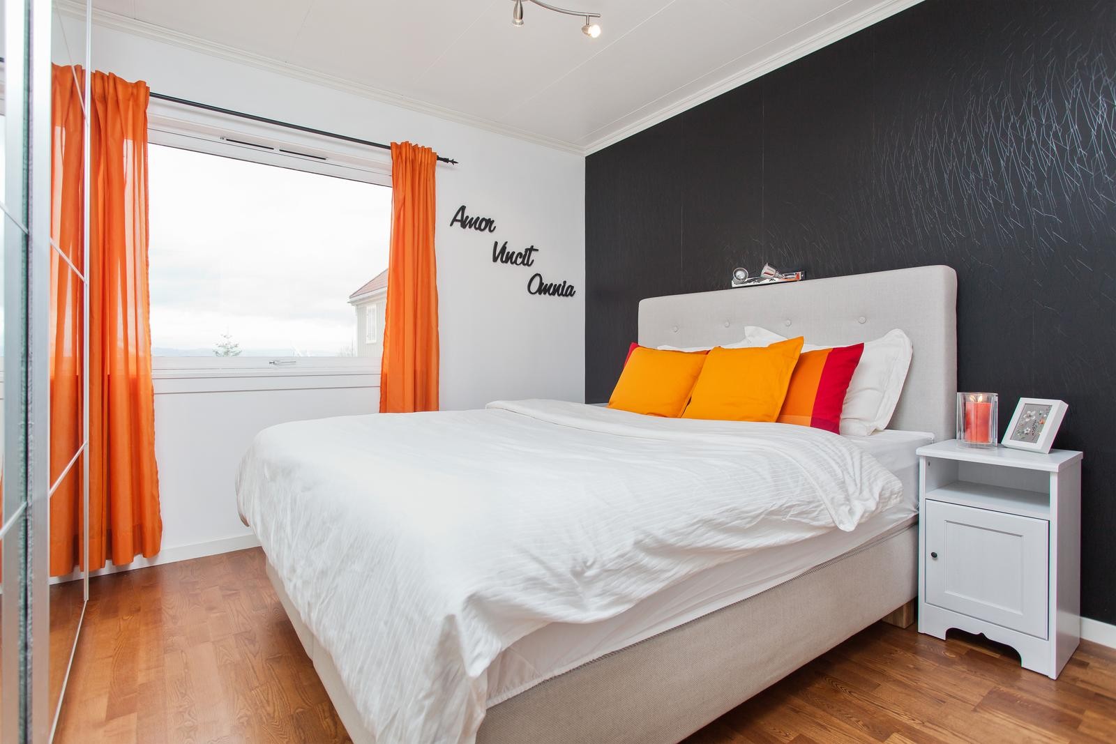 Hovedsoverommet ligger nord/øst og oppleves derfor som svalt året rundt. Stor skyvedørsgarderobe medfølger. Galleribilde