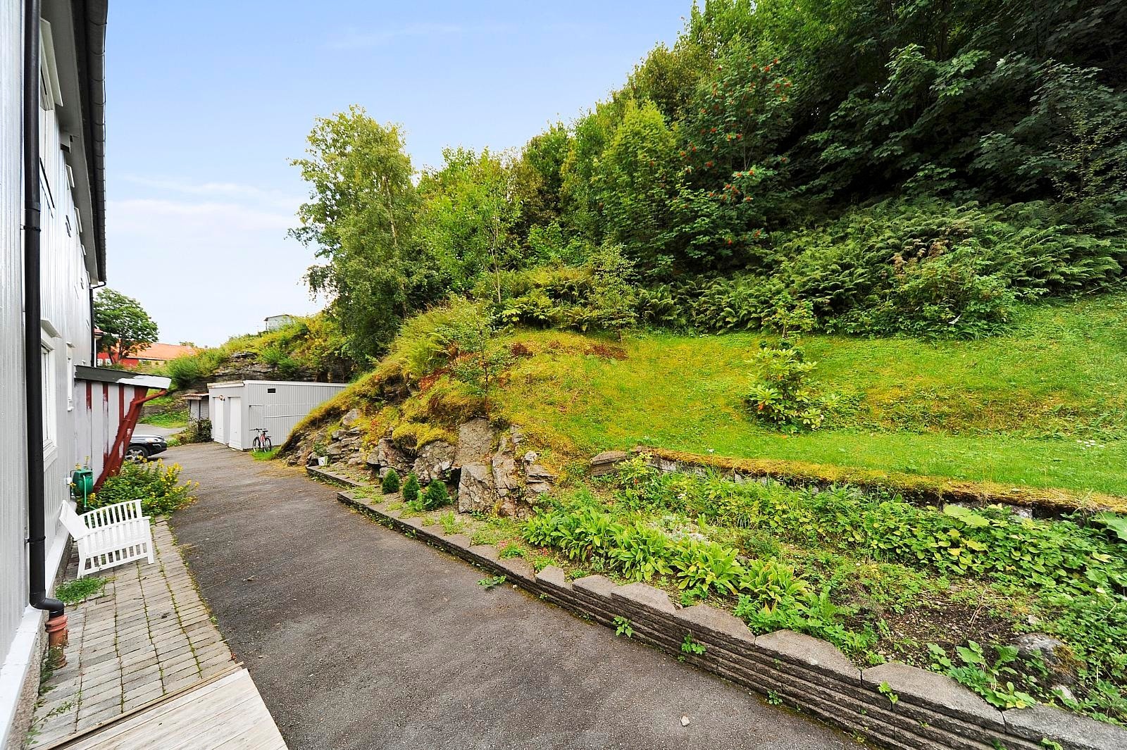 Eiendommen ligger tilbaketrukket til i Ila rett over Ilsvika og grenser mot vestoppfarten og Bymarka på den andre siden Galleribilde