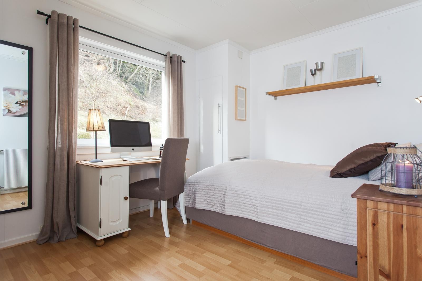 Soverom 2 vender inn mot rolig hage og har fin plass for seng, kontorpult og garderobe Galleribilde