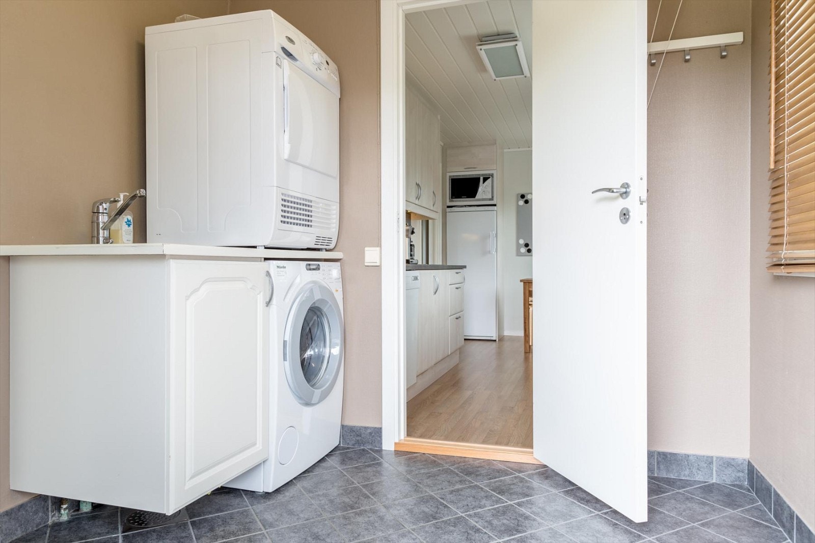 Vaskerom Galleribilde