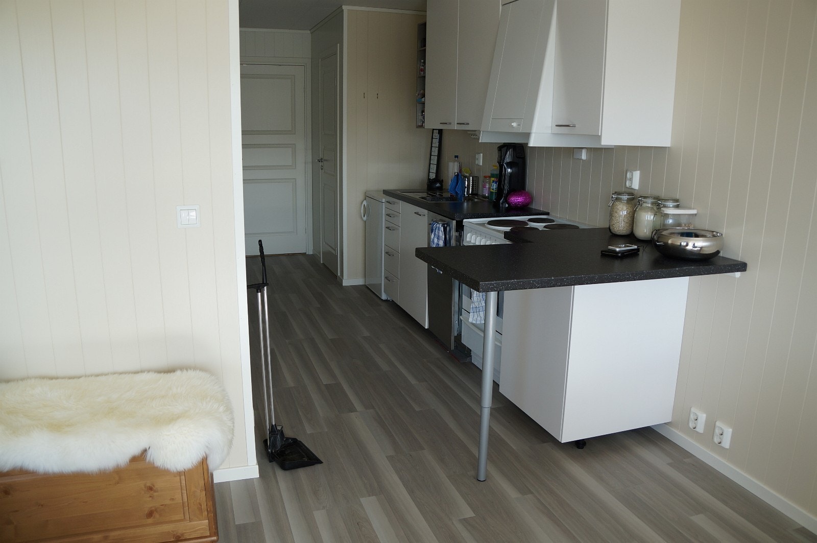 Kjøkkenkrok med ventilator, oppvaskmaskin og "Frokostbord". (Speilvendt) Galleribilde