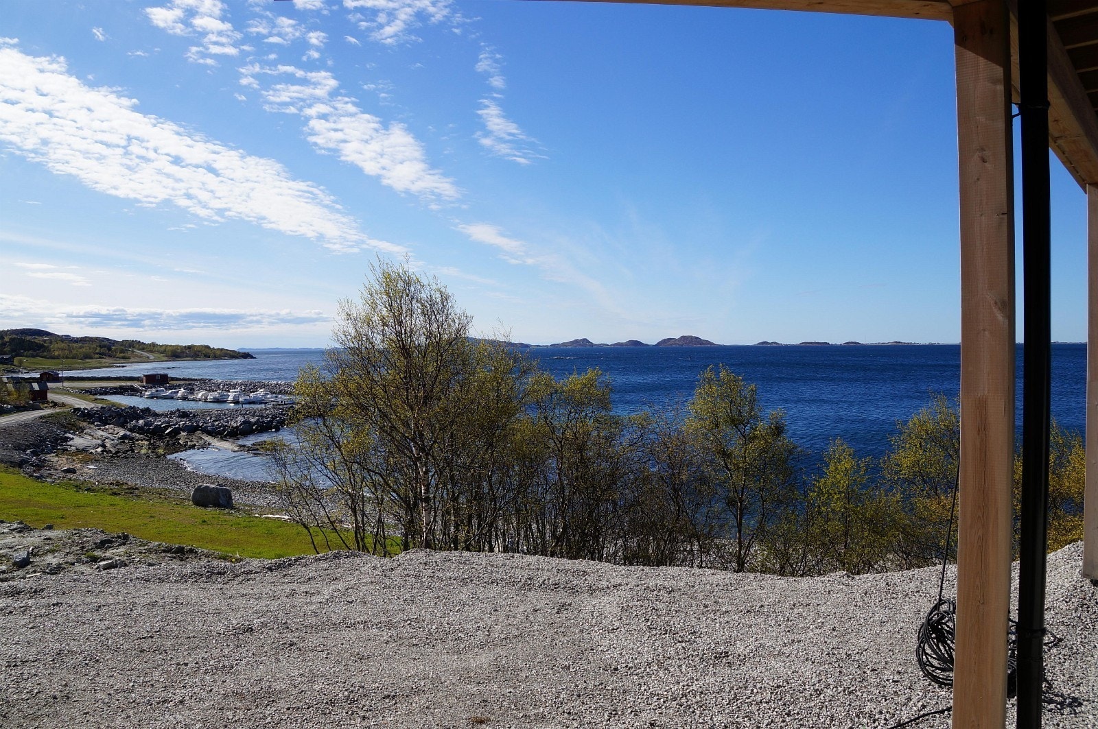 Utsikten mot Trondheimsleia fra parkeringspassen foran leiligheten Galleribilde