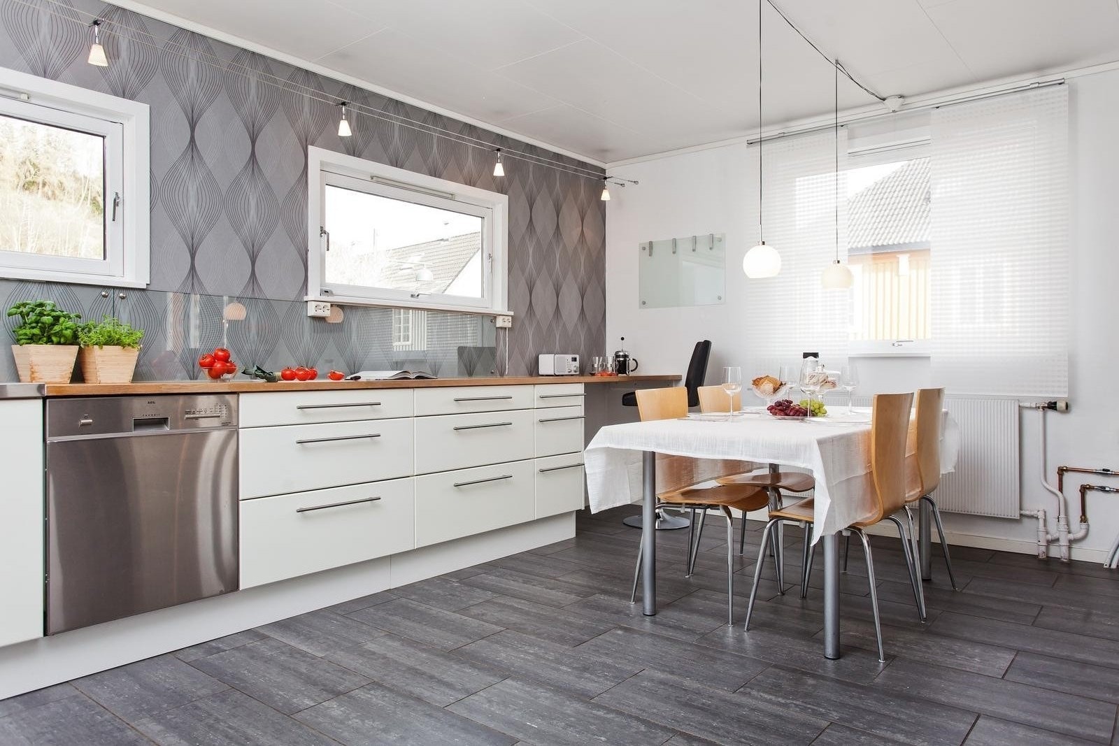 Velkommen til Bynesveien 5 - Her kan man kose seg på stort kjøkken med god plass for spisebord Galleribilde