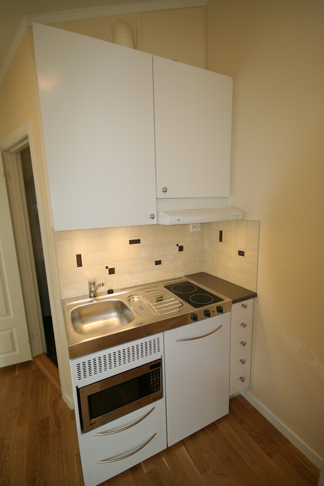 Kjøkken m. kjøl, frys, keramisk koketopp, mikro med multifunksjon etc Galleribilde