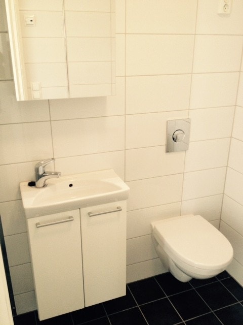 Bad med speilskap og servant Galleribilde