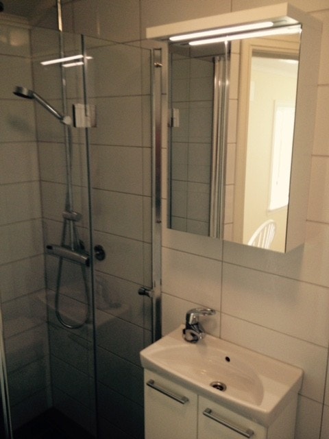 Speilskap, servant og dusj Galleribilde