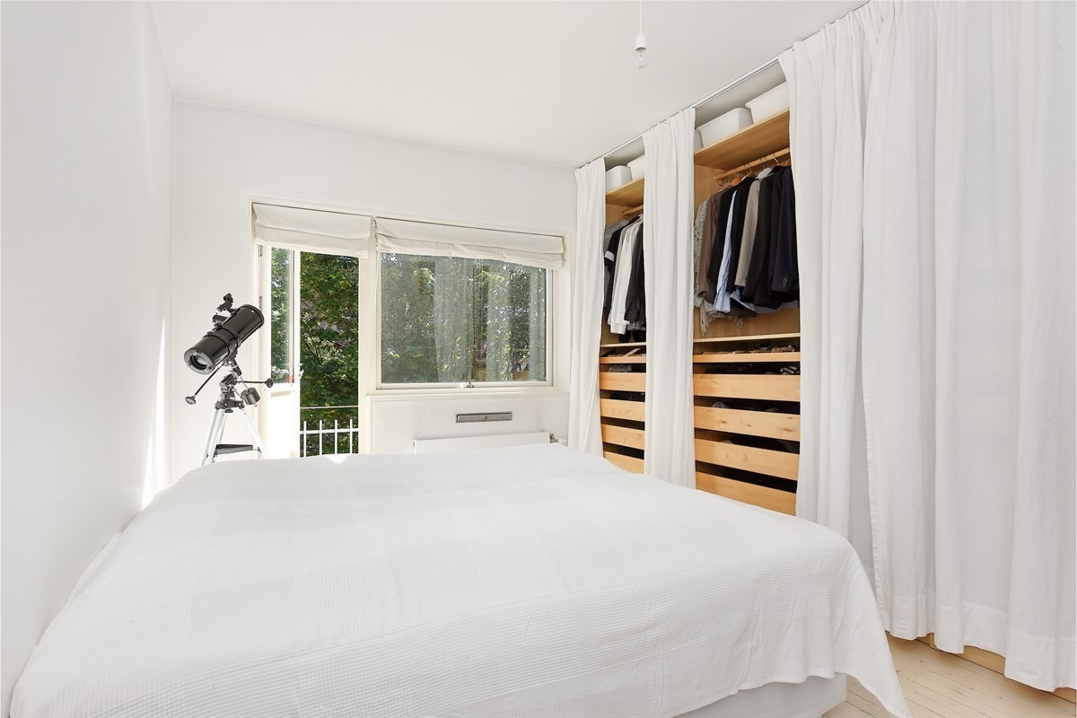 Soverommet vender ut mot still bakgård Galleribilde