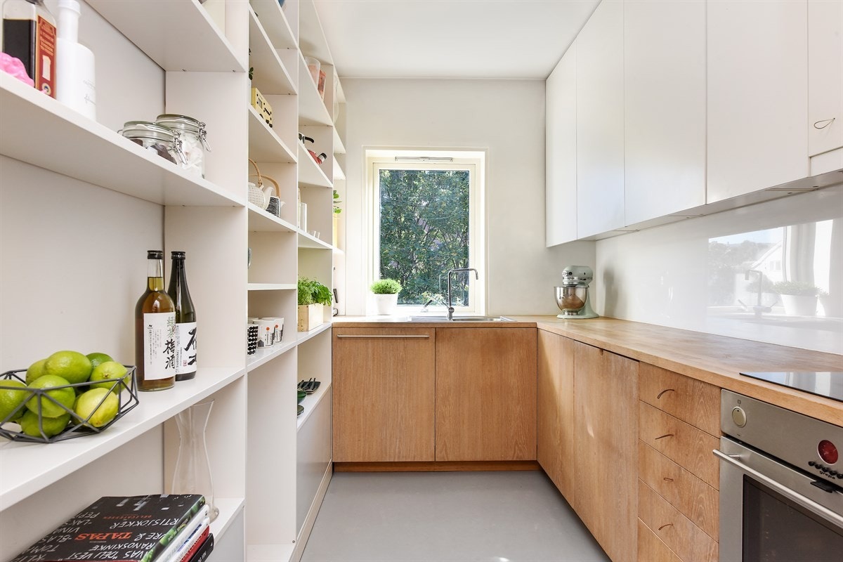 Kjøkkenet er spesialtilpasset for maksimal plassutnyttelse Galleribilde